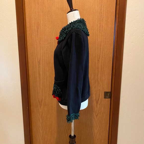 Christmas Berek 🎄 Sweater Wreaths and Bows- Button Down - Picture 3 of 6